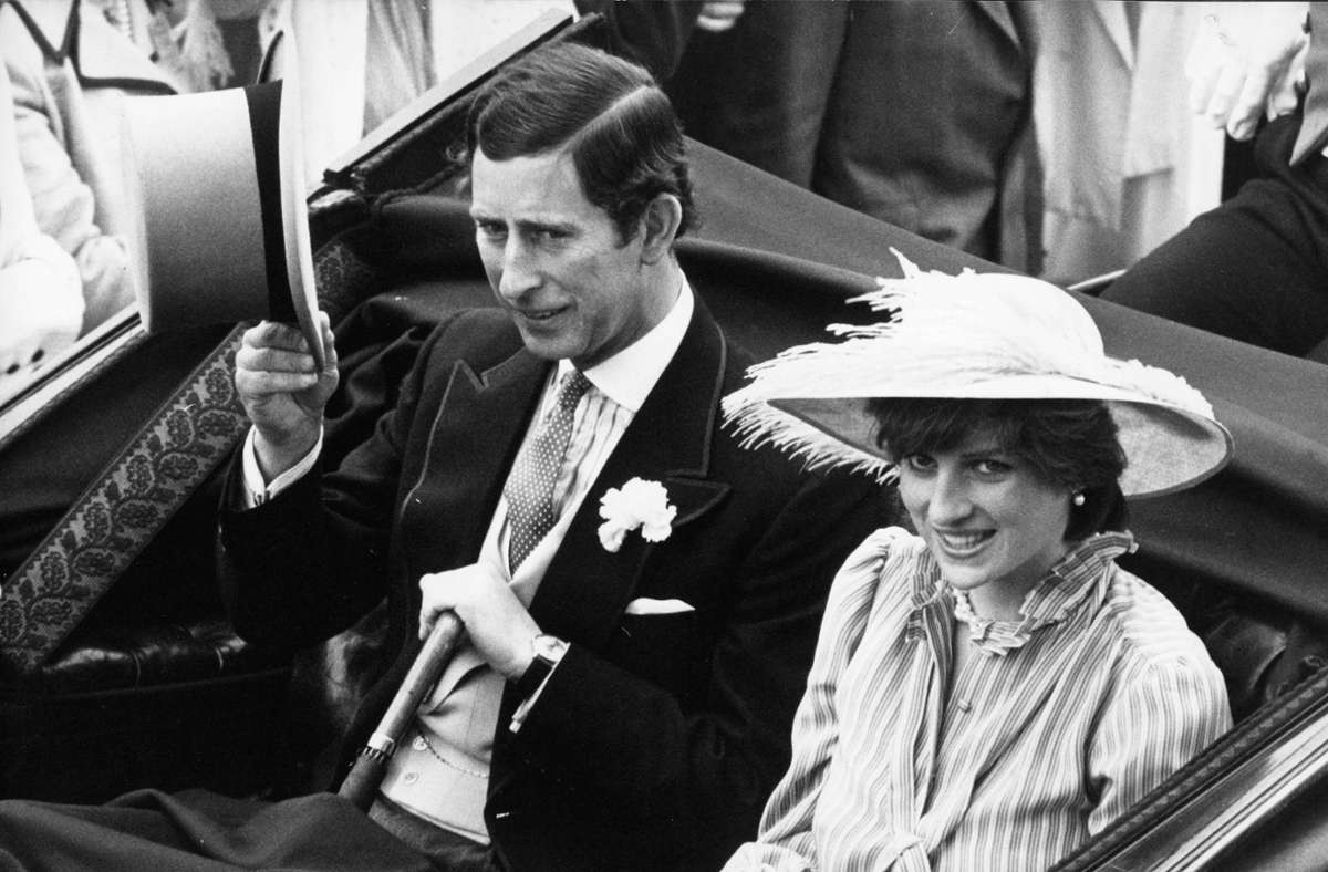 Was Diana allerdings nicht weiß: Charles’ Herz ist schon lange vergeben. 1970 lernt der Prinz Camilla Shand kennen. Zwei Jahre sind sie ein Paar, Hoffnungen auf eine Ehe macht Camilla sich nie. 1973 heiratet Camilla den Offizier Andrew Parker Bowles – im Dunstkreis des Prinzen bleibt sie aber auch dann.
