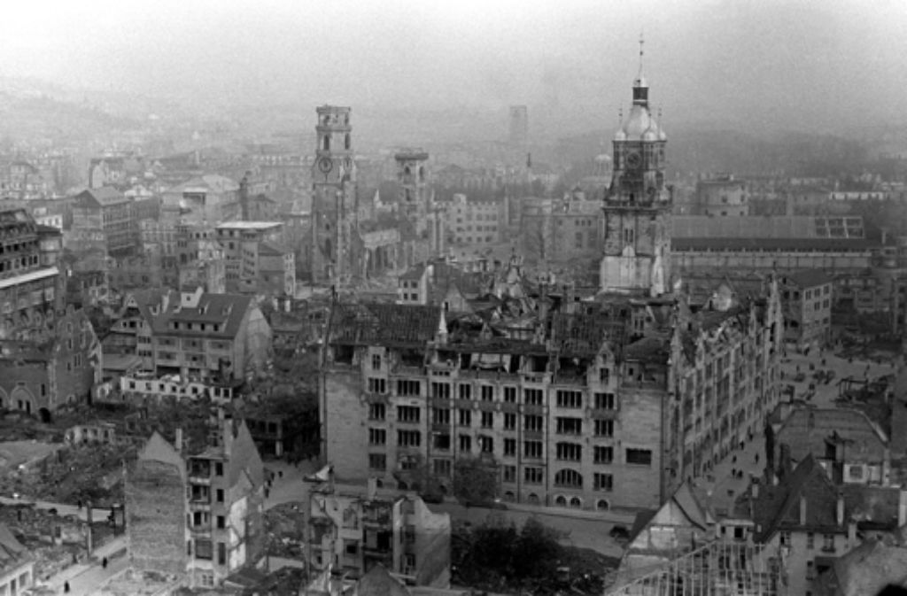 Alliierte Luftangriffe haben in der Nacht vom 25. auf den 26. Juli 1944 das Rathaus weitgehend zerstört. Nur der 68 Meter hohe Turm erlitt keine Einschläge. Die Uhr blieb dennoch um 1.50 Uhr stehen.