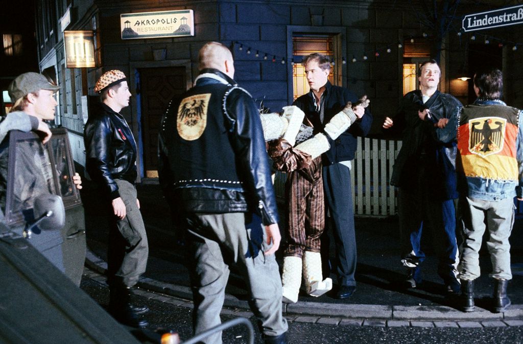 Neo-Nazis tauchten in der Lindenstraße öfter auf, hier im Jahr 1991. Als zweiter von rechts: Franz Schildknecht