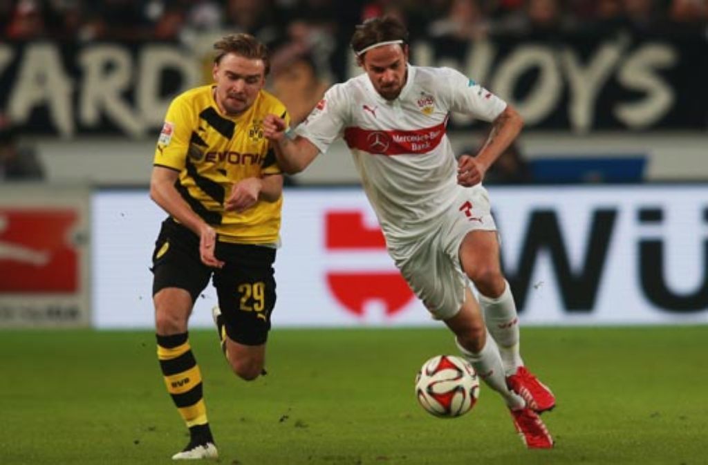 Der Dortmunder Marcel Schmelzer gegen VfB-Offensivkraft Martin Harnik.
