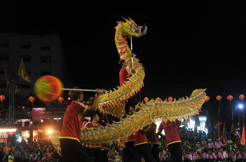 Mit Drachen huldigen die Thailänder der Göttin Chao Mae To Mo beim traditionellen Löwentanz-Festival in Thailand.