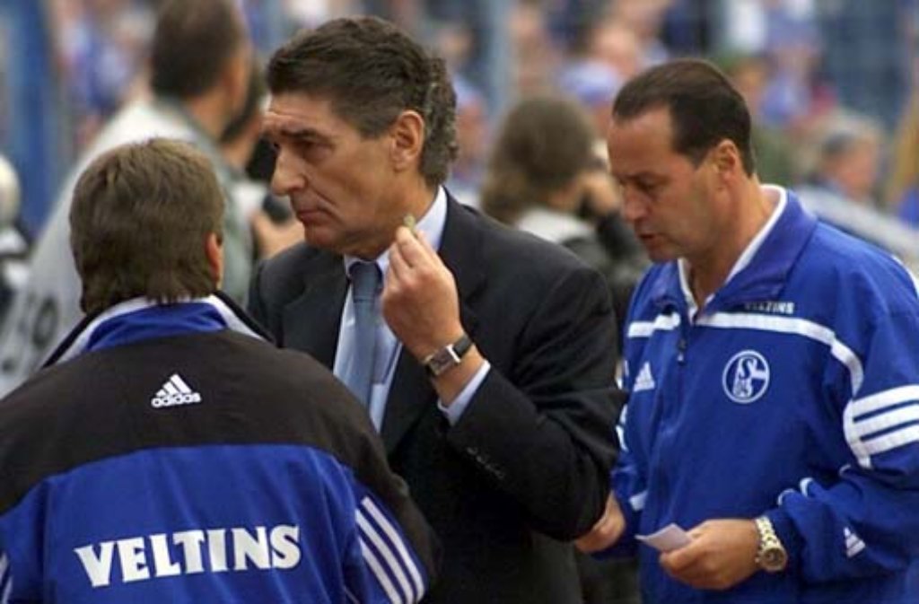 Seine Trainerkarriere begann der "Knurrer von Kerkrade", wie Stevens oft wegen seiner ruppigen Art genannt wird, (rechts, mit dem damaligen Schalke-Manager Rudi Assauer) im Jahr 1993 beim niederländischen Club Roda Kerkrade. Er führte das Team mehrmals in den Uefa-Cup. In genau diesem Wettbewerb schied die Mannschaft 1996 gegen Schalke 04 aus - und Huub Stevens übernahm im Oktober den Posten des Cheftrainers bei den Königsblauen.
