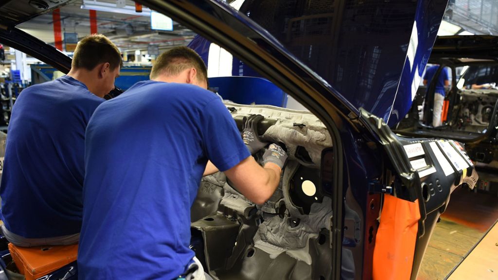  Durch die erhöhte Produktion von Elektroautos fallen bei zwei VW-Werken womöglich mehrere tausend Arbeitsplätze weg. Gleichzeitig sollen aber auch neue Jobs entstehen. 