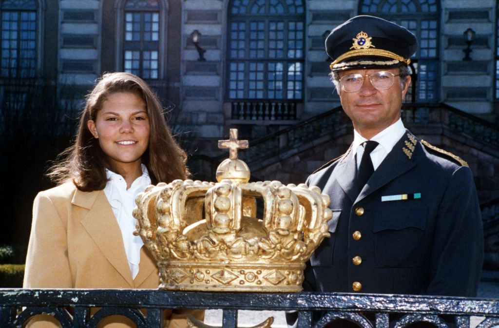 Ein Bild aus vergangenen Tagen: König Carl XVI steht mit seiner ältesten Tochter Victoria 1993 auf dem Gelände des königlichen Schlosses in Stockholm – damals war sie gerade mal blutjunge 16 Jahre alt. Wenige Jahre später, mit Anfang 20, litt die junge Kronprinzessin an Magersucht.