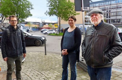 Arne Breuer, Anne Stellmann-Bergmann und Joachim Schlegel (von links) glauben nicht, dass in der engen Kegelenstraße für die vielen Gelenkbusse genug Platz ist. Foto: Alexander /üller