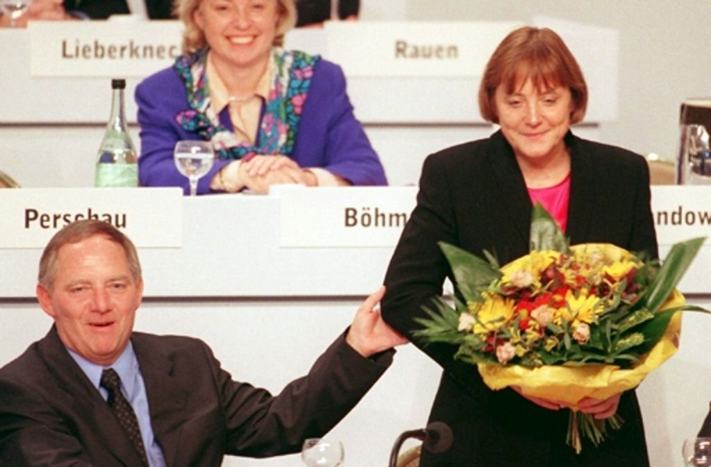 Nun wird ihr Terminkalender deutlich voller: 1998 wird Merkel CDU-Generalsekretärin.