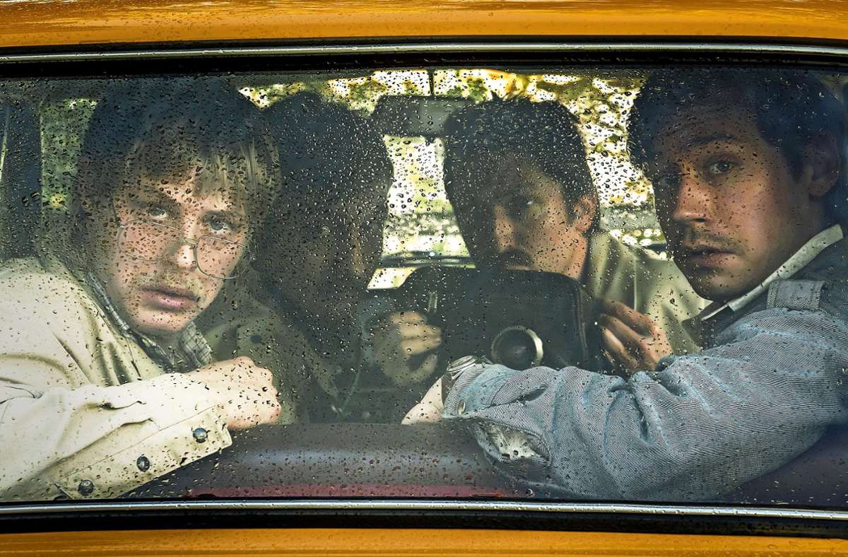 David Kross als Ludger (jung), Christopher Nell als Bär (jung), Karl Schaperals Nullgesicht (jung) und Eric Spiering als Wolke (jung) in „Stasikomödie“.