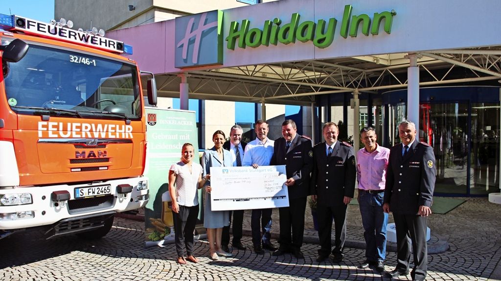 Stuttgart-Weilimdorf: Geld für die Gustav-Binder-Stiftung: Die Freiwillige Feuerwehr spendet 2500 Euro