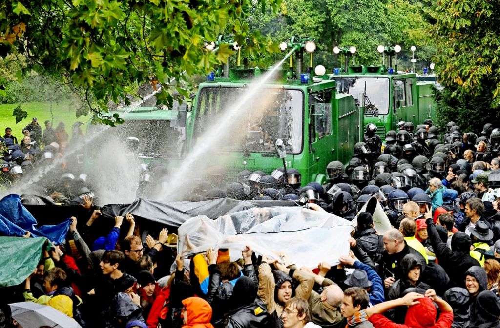 Demonstranten, die am 30. September 2010 verletzt wurden, bekommen Schadenersatz und Schmerzensgeld von der Stuttgarter Polizei. Foto: dpa