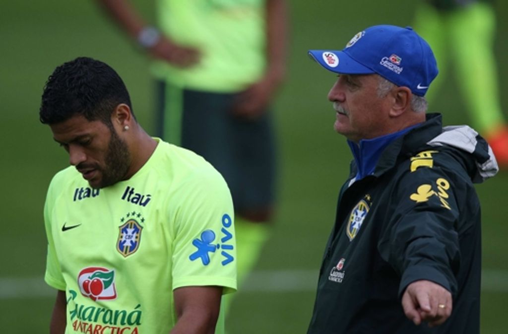 Brasilien beim Training: Coach Luiz Felipe Scolari (rechts) mit Hulk (links)