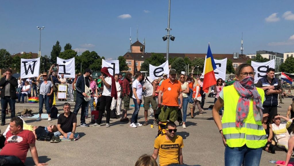  Am Samstag fand auf dem Cannstatter Wasen in Stuttgart die achte Demonstration gegen die Corona-Schutzmaßnahmen statt. Wir waren mit der Kamera vor Ort und haben mit Teilnehmern und Verantwortlichen der Polizei gesprochen. 