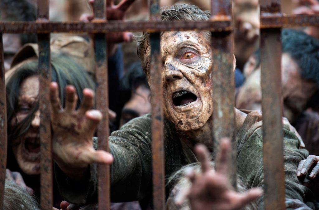 „How to kill a Zombie“ – Wie tötet man einen Zombie? Die sichertse Methode, um einen Untoten endgültig ins Jenseits zu schicken, ist, ihm den Kopf abschlagen (Szene aus der TV-Serie „Walking Dead“).