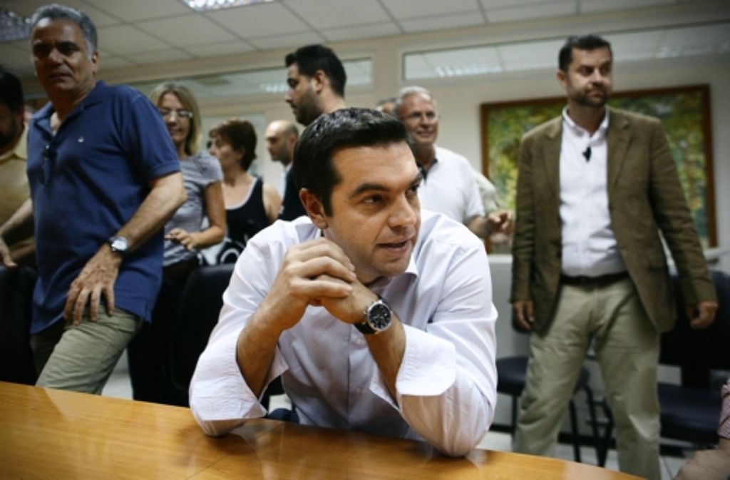 1999 wird er zum Sekretär der Jugendorganisation des Synaspismos gewählt und übernimmt eine führende Rolle bei der Bildung des griechischen Sozialforums. Im Oktober 2006 wird Tsipras mit 10,5 Prozent zum Stadtrat Athens gewählt.