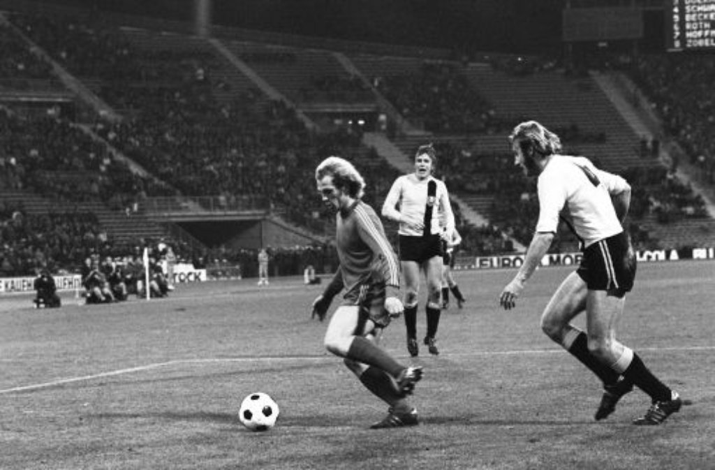 Denn auch im Klub hatte Hoeneß zu diesem Zeitpunkt bereits zahlreiche Titel eingeheimst: 1972 bis 1974 gewann er mit den Bayern drei Mal in Folge die Deutsche Meisterschaft.