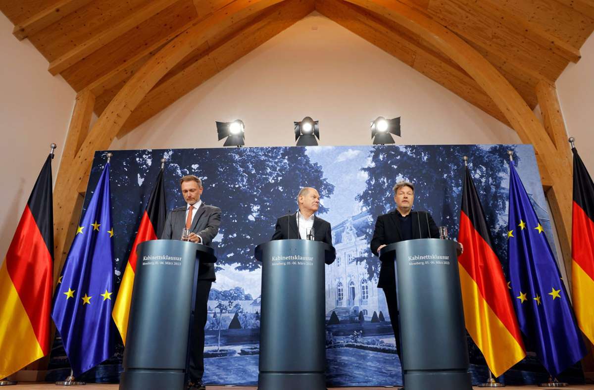 Sie demonstrieren Eintracht: Finanzminister Lindner, Kanzler Scholz und Wirtschaftsminister Habeck (von links) bei der Pressekonferenz nach der Tagung. Foto: AFP/ODD ANDERSEN