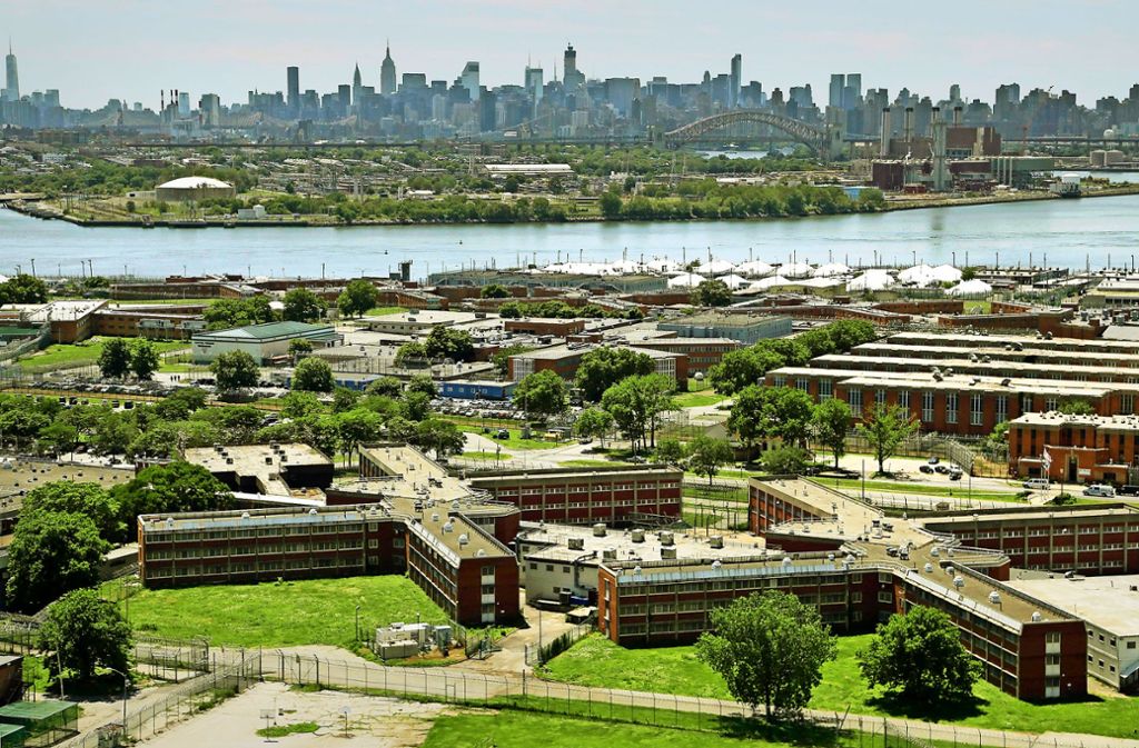 Die Gefängnisinsel Rikers Island mit der Skyline von Manhattan im Hintergrund. Der Komplex soll bis 2026 geschlossen werden. Foto: AP/Seth Wenig