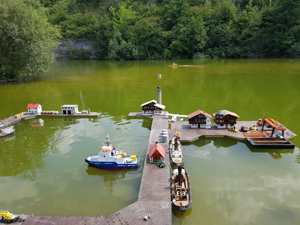 Über den Stadtparksee schippern die Modellschiffe.