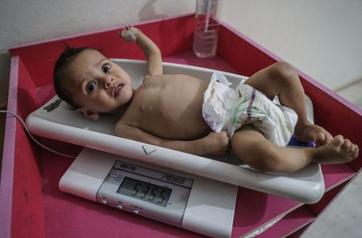 Eine Krankenschwester ermittelt das Gewicht eines unterernährten Kindes im Ibn Sina Krankenhaus im syrischen Idlib. Das Welternährungsprogramm (WFP) geht von 270 Millionen Menschen aus, die in 2021 akut an Hunger leiden oder davon stark gefährdet sein werden. Foto: Anas Alkharboutli/dpa
