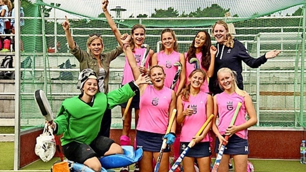  Die Hockey-Mannschaft des HTC an der Hohen Eiche hat im Bundeswettbewerb von „Jugend trainiert für Olympia“ den dritten Platz erreicht. Mit ihren rosa Trikots sorgten sie für Aufsehen, wieder zu Hause wartet nun eine Belohnung auf sie. 