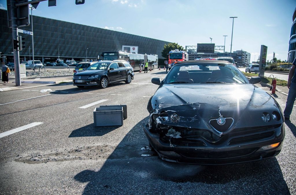 Ein nachfolgender 22-jähriger Alfa-Fahrer bemerkte den vor ihm stehenden Passat zu spät und fuhr auf das Fahrzeug auf.