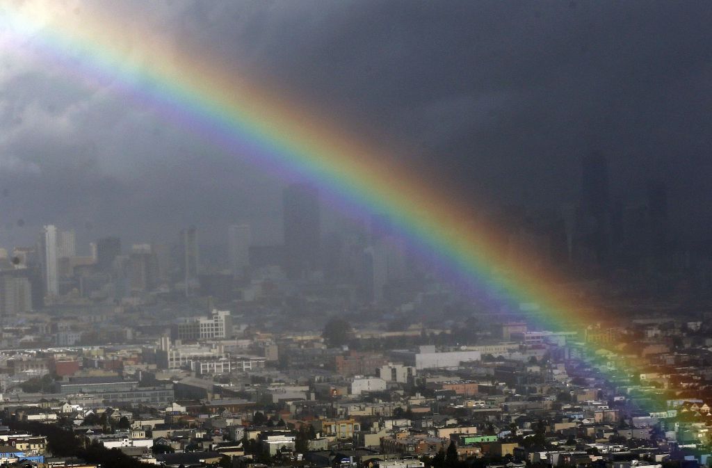 Ruhe nach dem Sturm: Ein Regenbogen steht nach einem Wintersturm am über Bernal Heights Hill in San Francisco.