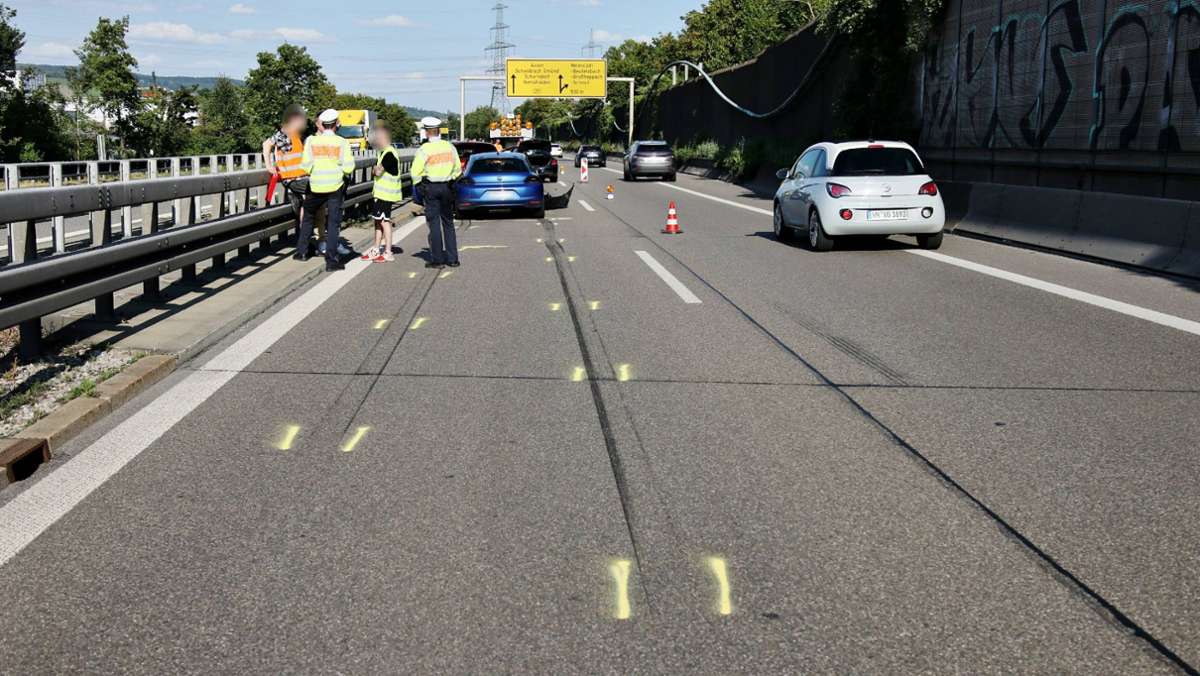 Weinstadt: Unfall auf der B29 – vier Autos krachen ineinander