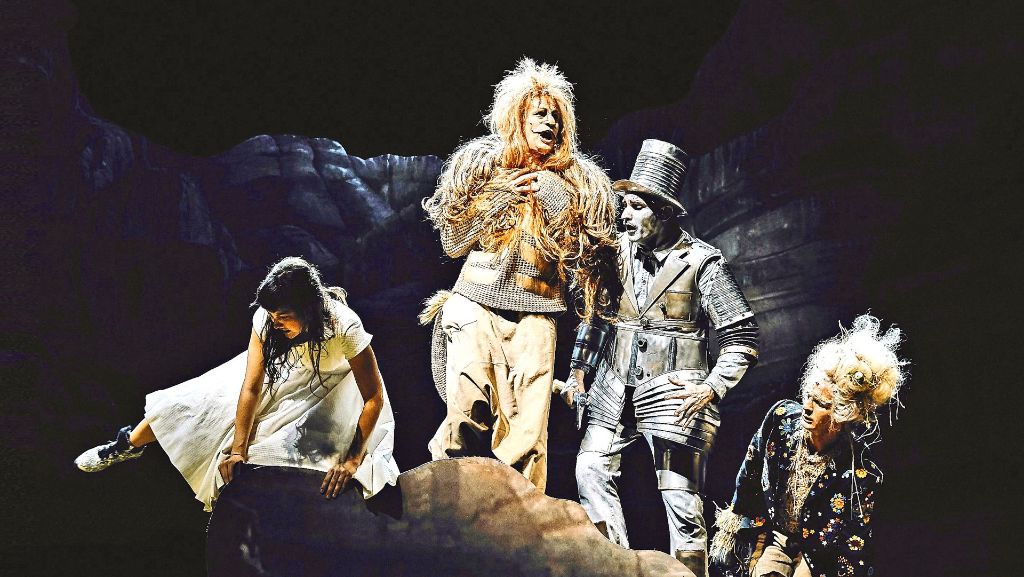 „Der Zauberer von Oz“ am Schauspielhaus Stuttgart: Mit Hirn, Herz und Mut