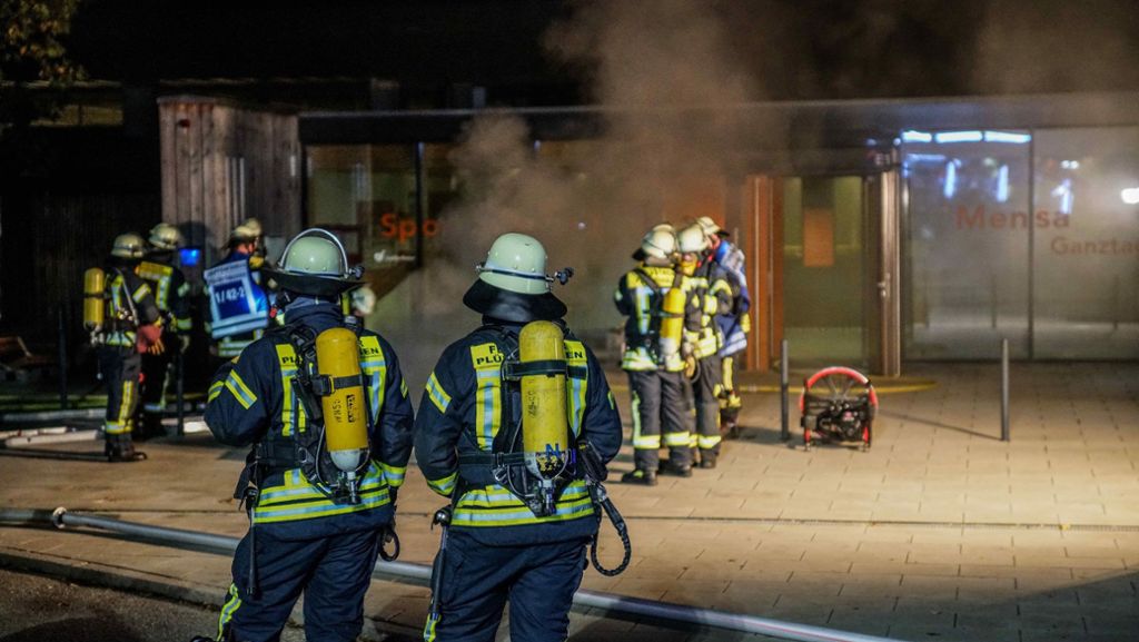  Die Brandmeldeanlage einer Sporthalle in Plüderhausen löst am Montagmorgen Alarm aus. Vor Ort stellen die Einsatzkräfte fest, dass die Halle voller Rauch ist. Die Mensa bleibt vom Brand unberührt. 