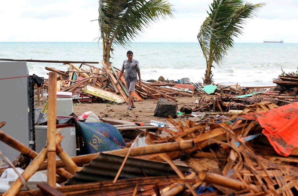 Ein Indonesier an der zerstörten Küste im Ort Carita auf der Insel Java