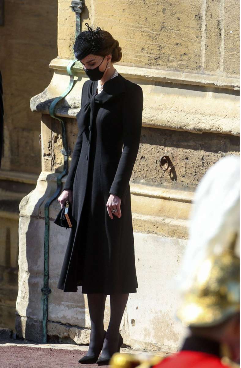 ... das gleiche Outfit – nur in Schwarz – hatte sie bei Prinz Philips Beisetzung im Frühjahr auf Schloss Windsor getragen.