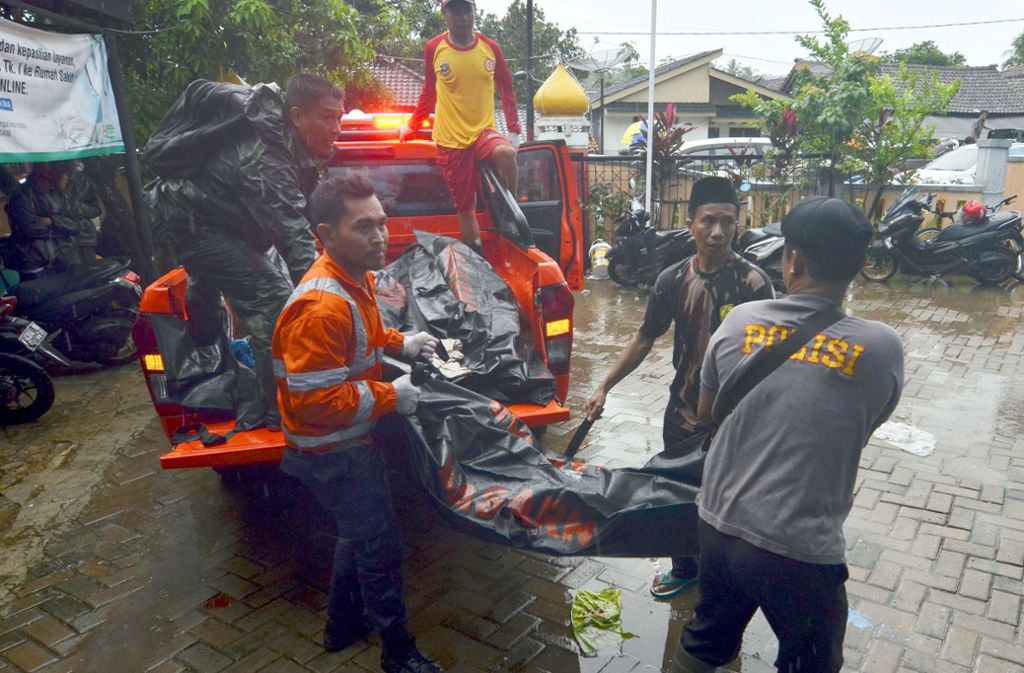 Weitere Bilder von den Schäden, die der Tsunami in Indonesien angerichtet hat.