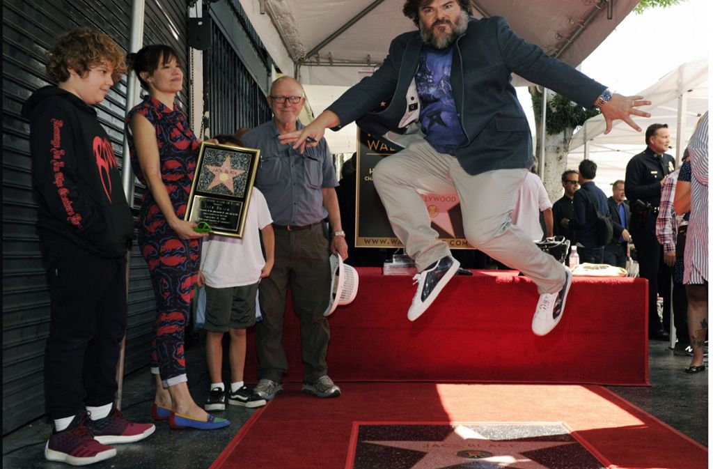 Mächtige Freude über den Stern auf dem „Walk of Fame“ in Hollywood: Komiker Jack Black sprang in die Höhe.