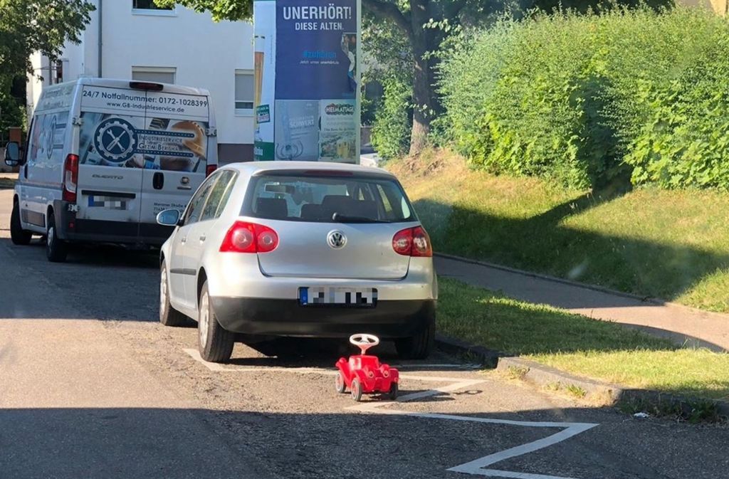 Das rote sportliche Cabriolet erfüllt deutlich den Tatbestand: Falschparken. Foto: Polizei