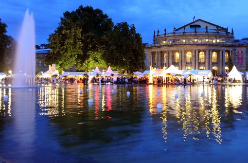 Die weißen Zelte rund um den Eckensee sind das Markenzeichen des Stuttgarter Sommerfests. (Archivfoto) Foto: dpa