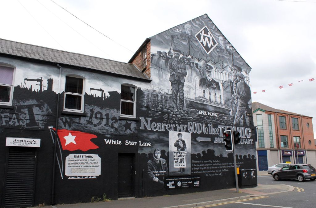 Belfast ist berühmt für die vielen Wandgemälde. Die meisten davon haben eine politische Bedeutung und beziehen Position in den Auseinandersetzungen um den 1998 beigelegten Nordirlandkonflikt. Doch es gibt auch Gemälde, die sich der „Titanic“ widmen. So wie dieses Bild des Künstlers John Stewart. Es wurde 2003 gemalt und befindet sich auf der Fassade eines Hauses an der Ecke Newtownards Road und Dee Street.
