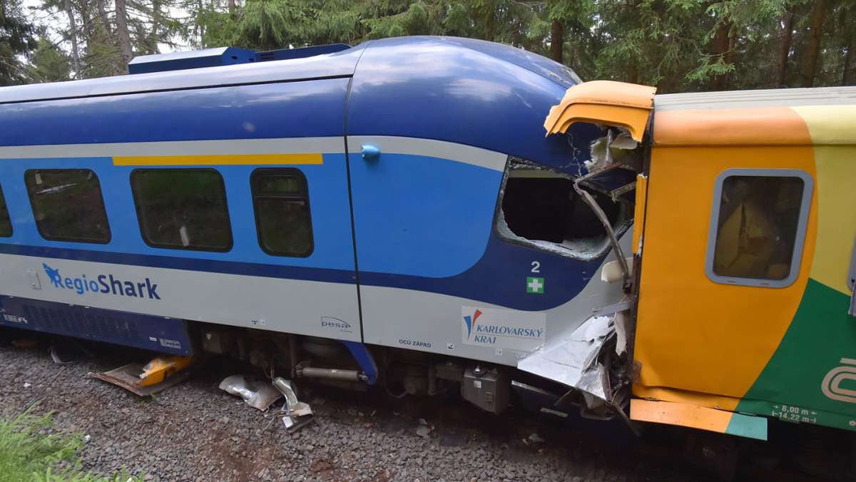  Zwei Züge sind unterwegs zwischen Sachsen und Tschechien, als sie auf eingleisiger Strecke frontal zustammenstoßen - mit tödlichen Folgen. Die Unglücksstelle ist nur schwer zugänglich. Bei dem Unfall könnte menschliches Versagen eine Rolle gespielt haben. 