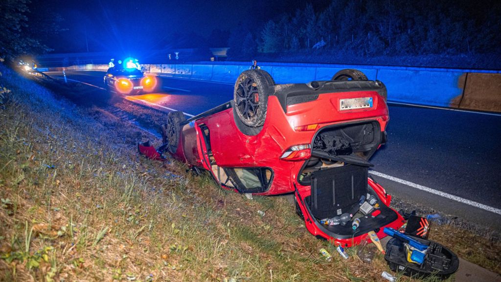 Nahe Schattenring  in Stuttgart: Auto überschlägt sich bei Unfall mit zwei Verletzten