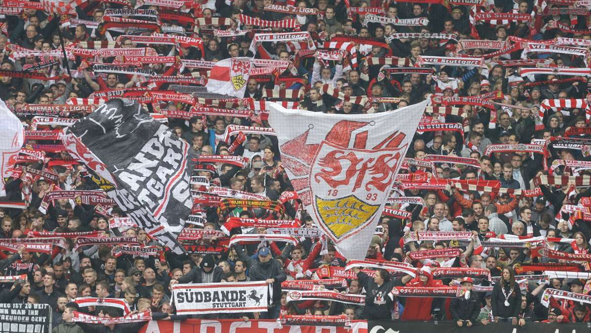  Beim VfB Stuttgart dürfen Geimpfte, Genesene und Getestete das Bundesliga-Auftaktspiel gegen die SpVgg Greuther Fürth besuchen – von den 23 500 Tickets sind aber erst 17 000 verkauft. Woran liegt das? 
