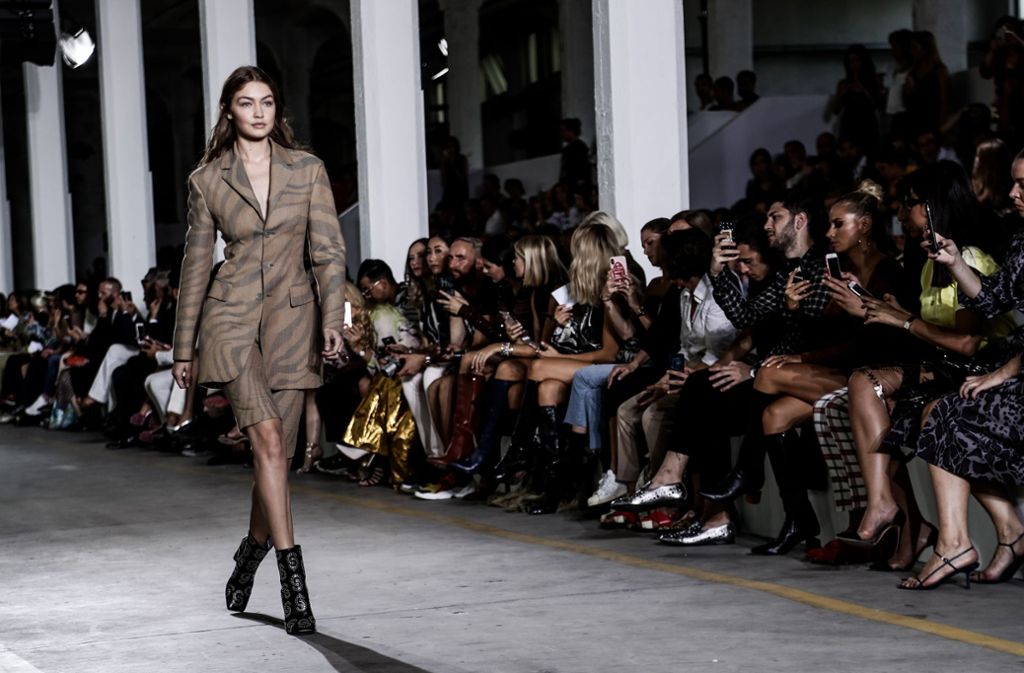 Berühmte Modelschwestern: Gigi Hadid präsentiert die Outfits für den Designer Roberto Cavalli ...