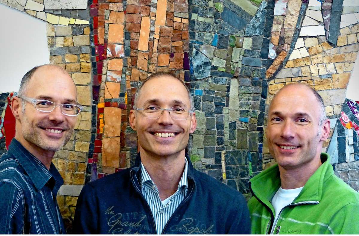 Die eineiige Drillinge Stefan, Philipp und Martin Bukovsek (von links) sind zusammen exakt 150 Jahre alt und freuen sich auf das Fest der Hoffnung.