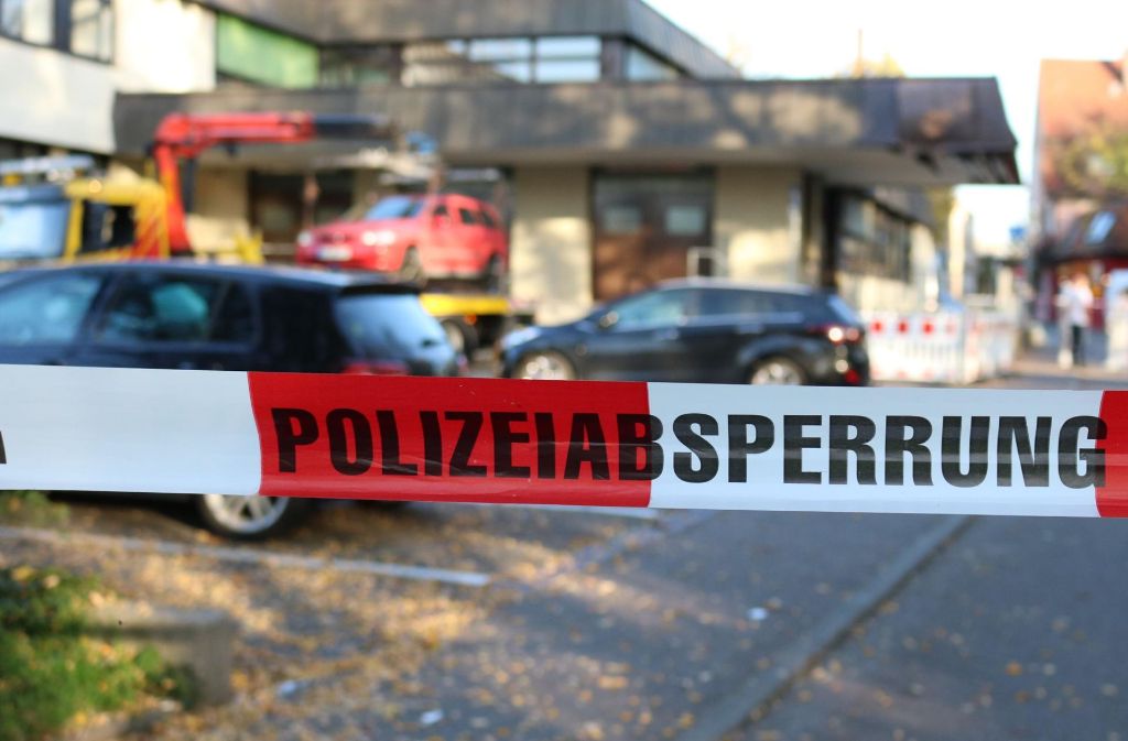 Ermittler in Eislingen (Kreis Göppingen) sperren den Tatort in einer Tiefgarage ab.