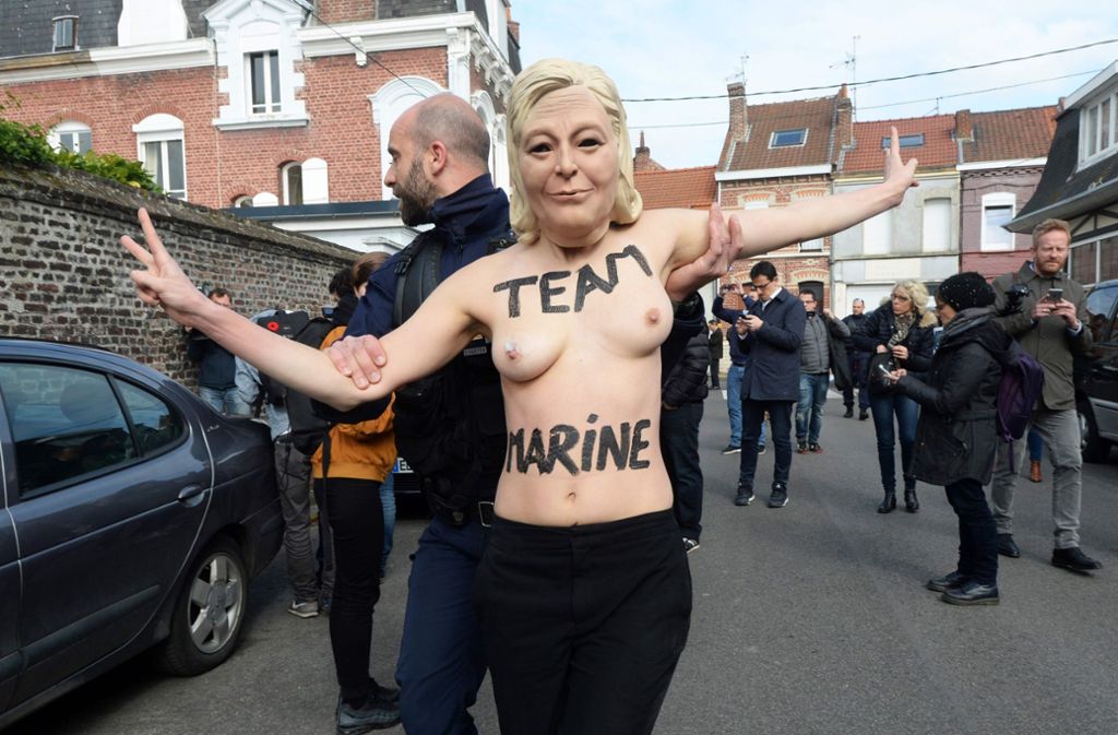 Femen-Aktivistinnen protestieren vor einem Wahllokal in Henin-Beaumont.