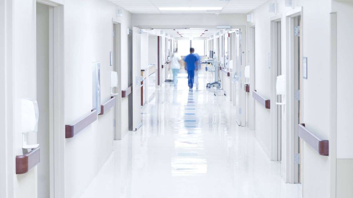  In einem Krankenhaus in Rottweil haben sich zahlreiche Beschäftigte mit dem Coronavirus infiziert. Für die Klinik wurde deshalb die sogenannte Absonderung angeordnet. 