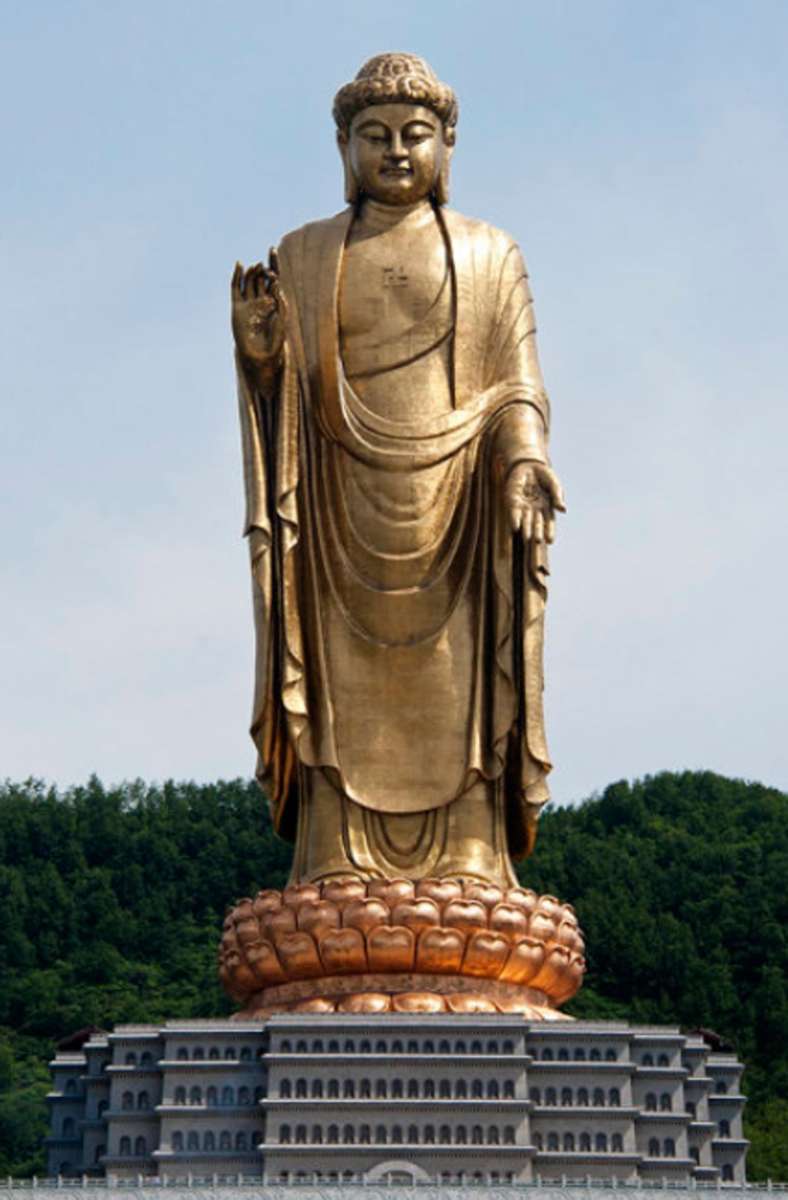 China – Zhongyuan Buddha bei Lushan in der Provinz Henan, Gesamthöhe: 127,64 Meter, Statue: 108,45 Meter, Sockel: 19,29 Meter, Baujahr: 2002.
