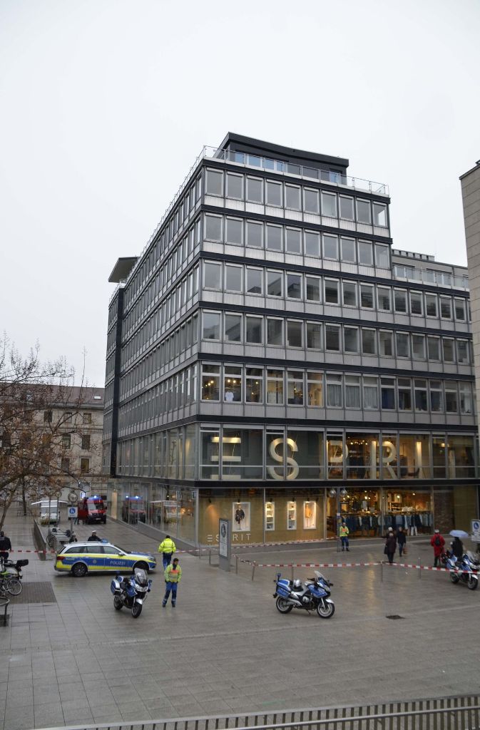 Die Polizei sperrte den Bereich zwischen dem Buchgeschäft, der Commerzbank sowie den Durchgang zur Kronprinzstraße ab ...
