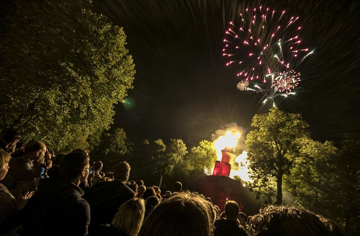 Lohnend ist in jedem Fall auch das Musikfeuerwerk im Blühenden Barock, das am 2. Juli wieder zahllose Zuschauer zum Ludwigsburger Schloss locken wird.