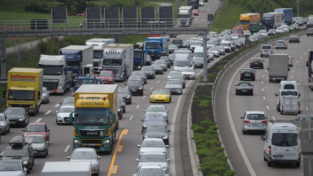 Staus zur Pfingstreisezeit: Experten fürchten Autobahn-Kollaps am Freitag