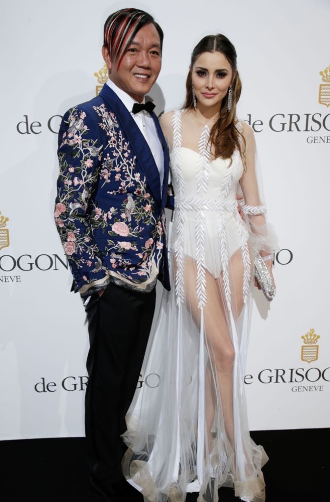 Schillerndes Paar: Milliardär Stephen Hung und seine Frau Deborah Valdez Hung kommen in gewagten Outfits.
