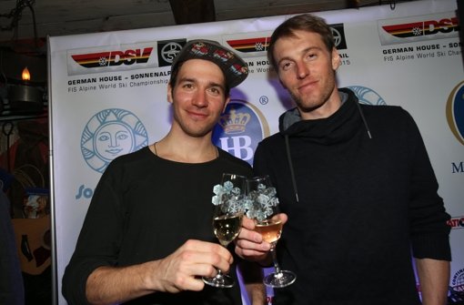 Fritz Dopfer (silber, rechts) und Felix Neureuther (bronze) stoßen auf ihre Slalom-Medaillen bei der Ski-WM im US-amerikanischen Vail an. Foto: dpa