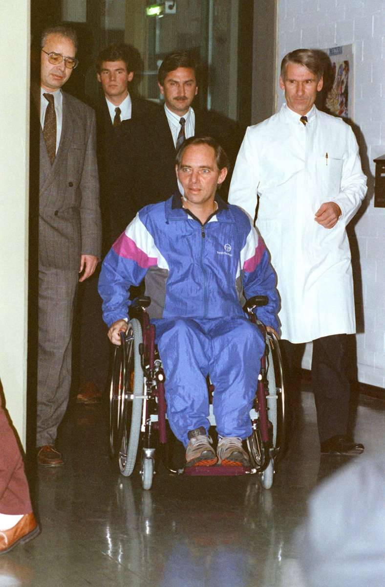 Nur knapp sechs Wochen nach dem Attentat begibt sich Wolfgang Schäuble in der Rehabilitationsklinik in Karlsbad-Langensteinbach zu seiner ersten Pressekonferenz – in Begleitung von Professor Jürgen Harms.